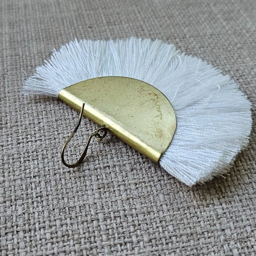 Vintage Earrings White Tassel Drop Down Gold Tone Fashion Jewelry Earrings - Picture 7 of 10